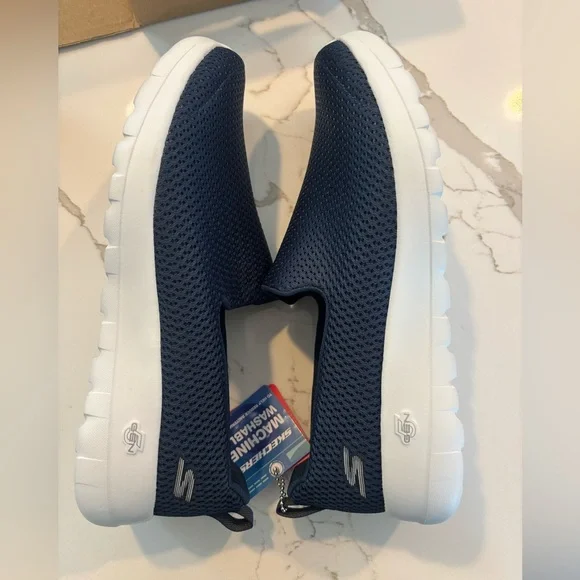 Skechers women’s size 8.5 WIDE - Picture 2 of 9